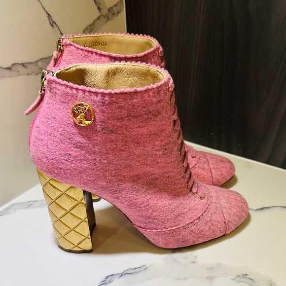 CHANEL PINK CHINE FELT AND GOLD QUILTED HEEL ANKLE BOOTS - Picture 11 of 12